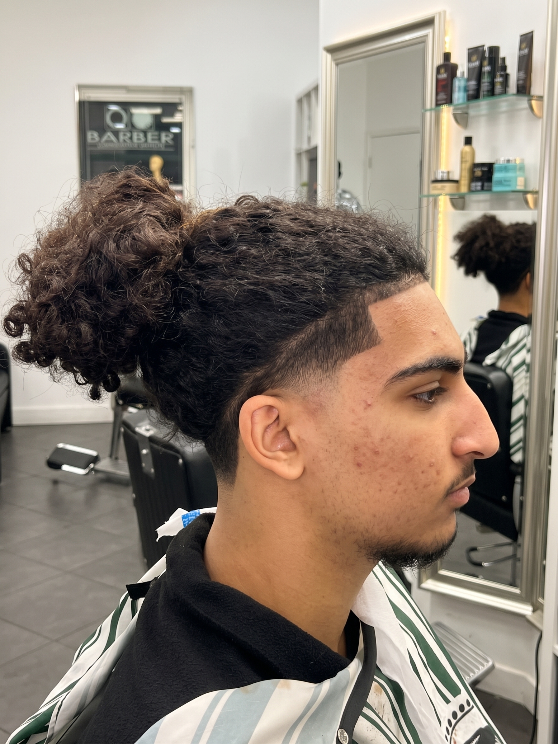 Taper Fade avec chignon bouclé 249 Barber